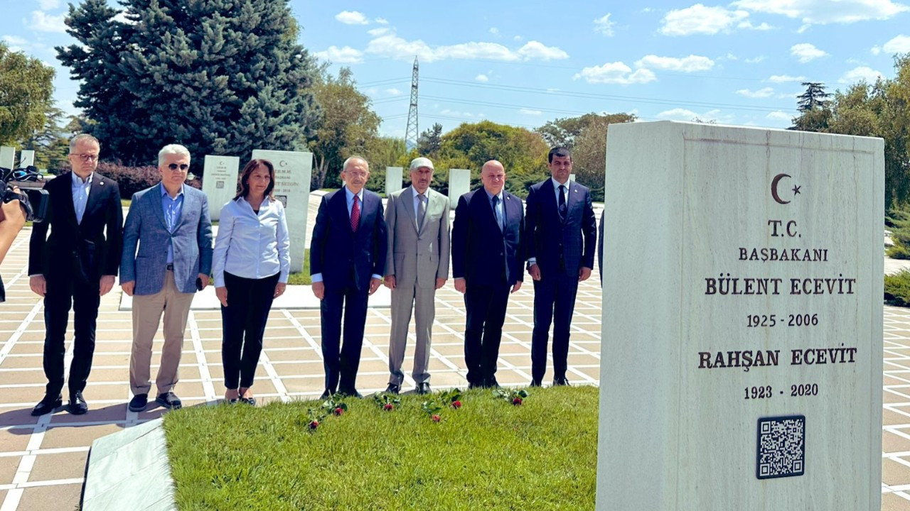 KKTC’deki törene gitmeyen Kılıçdaroğlu Ecevit’in mezarını ziyaret etti